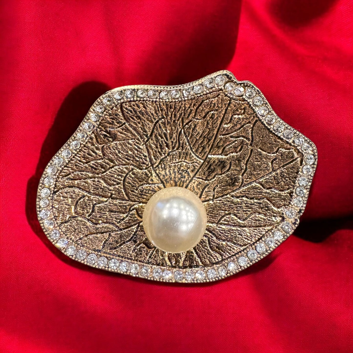 İncili Lotus Broş